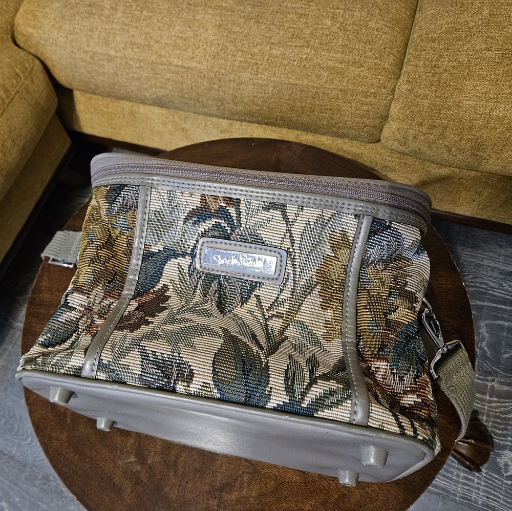 👛 DVF EUC Vintage Travelers Tapestry Makeup Case